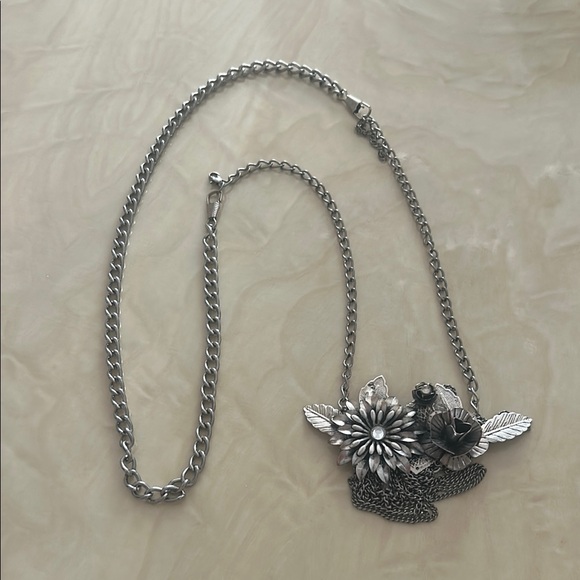Elegant Silver Floral Pendant Necklace - Picture 3 of 3
